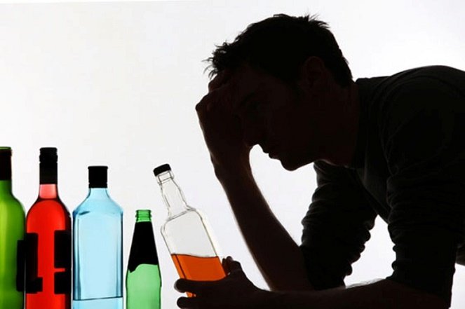 Việc sử dụng rượu thường xuyên hoặc tần suất nhiều, lạm dụng rượu, nghiện rượu là nguyên nhân gây bệnh